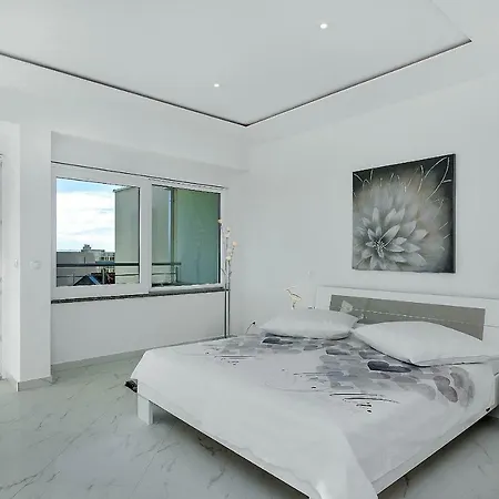 Penthouse Lush * Μακάρσκα