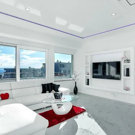 Penthouse Lush * Μακάρσκα